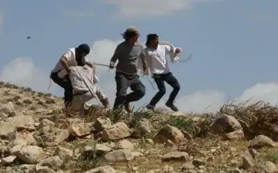 مستوطنون بحماية جيش الاحتلال يهاجمون منزلا
