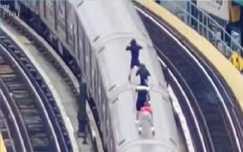 أطفال يرقصون فوق قطار في نيويورك..