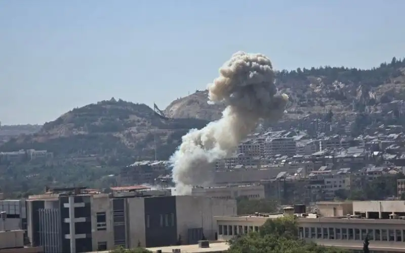 مقتل شخص وإصابة آخرين بغارة إسرائيلية