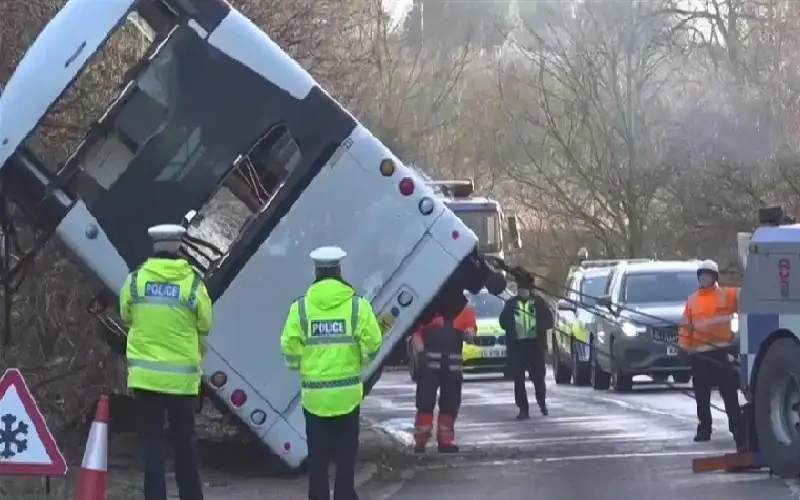 مقتل طالب وإصابة 21 آخرين إثر