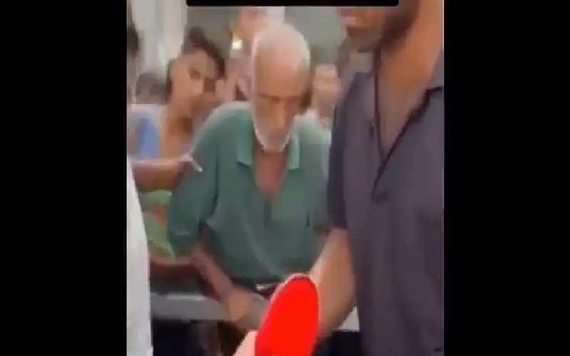 مات جوعا وهو يقف ف طابور