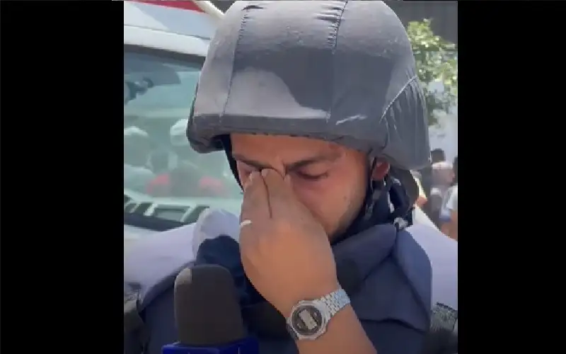 مراسل الجزيرة يبكي من هول ما