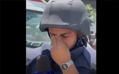 مراسل الجزيرة يبكي من هول ما