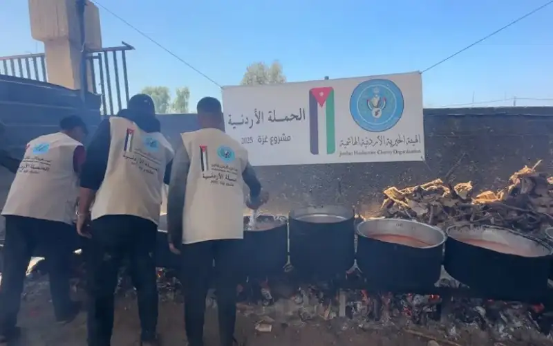 الحملة الأردنية توزع وجبة دمثة العدس