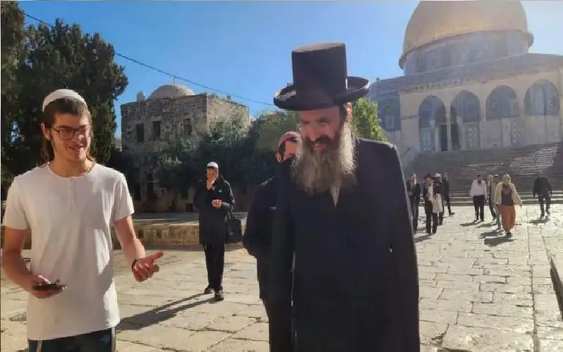 عشرات المستوطنون يدنسون باحات الأقصى