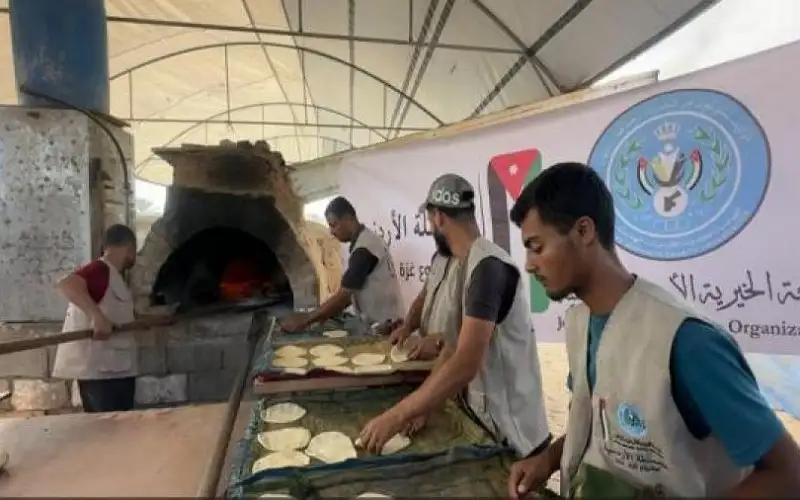 الحملة الأردنية توزع الخبز الطازج على