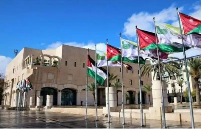 أمانة عمان تنذر 21 موظفا بالفصل