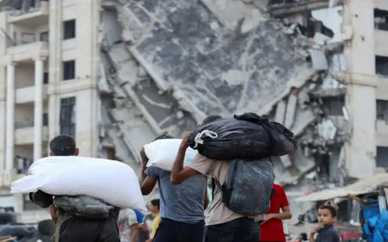 الخيرية الهاشمية توزع الطحين على الغزيين