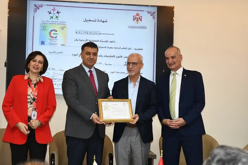 وزير الزراعة يشهر أول تعاونية بموجب