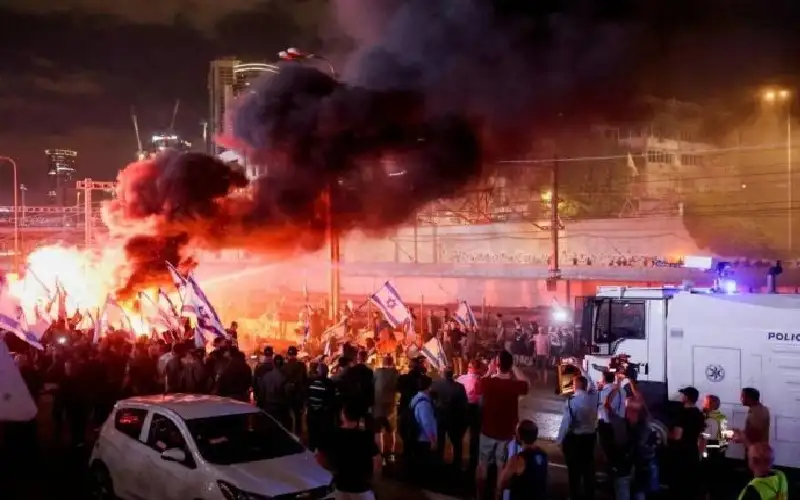 إيهود باراك: إسرائيل تنهار والعصيان المدني