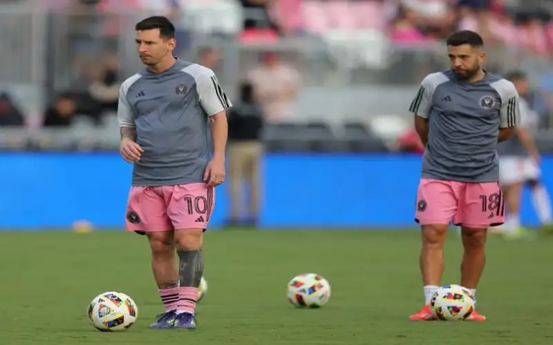 إيقاف ميسي وألبا لعدم مشاركتهما في
