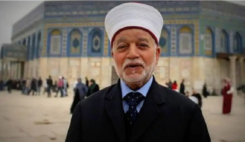 الاحتلال يعتقل مفتي القدس داخل باحات