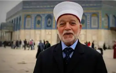 الاحتلال يعتقل مفتي القدس داخل باحات