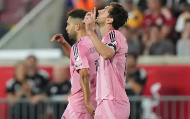 ميسي غاضب من قرار إيقافه