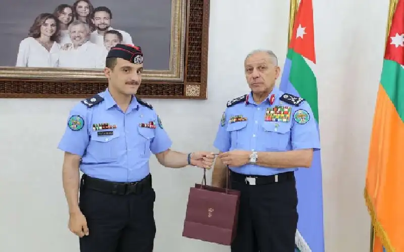 مدير الأمن العام يسلم الملازم نور