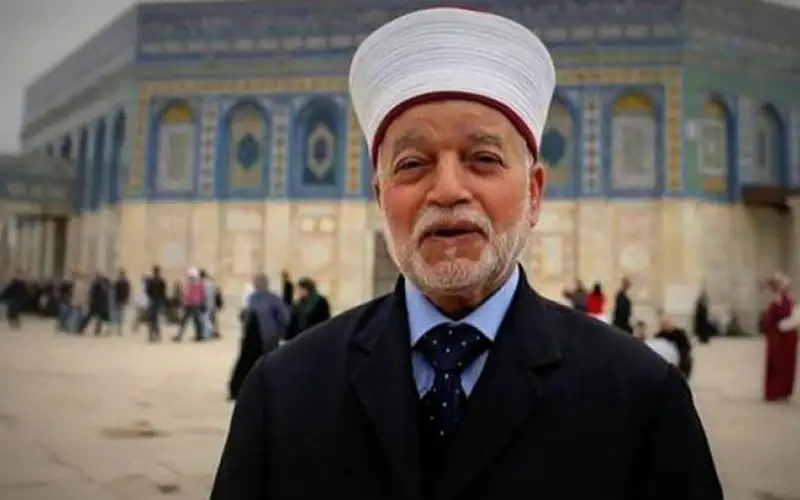 الاحتلال يسلم مفتي القدس قرارا بالإبعاد