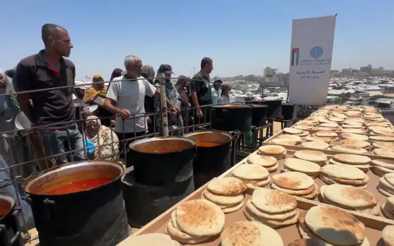 الحملة الأردنية تواصل توزيع وجبات غذائية