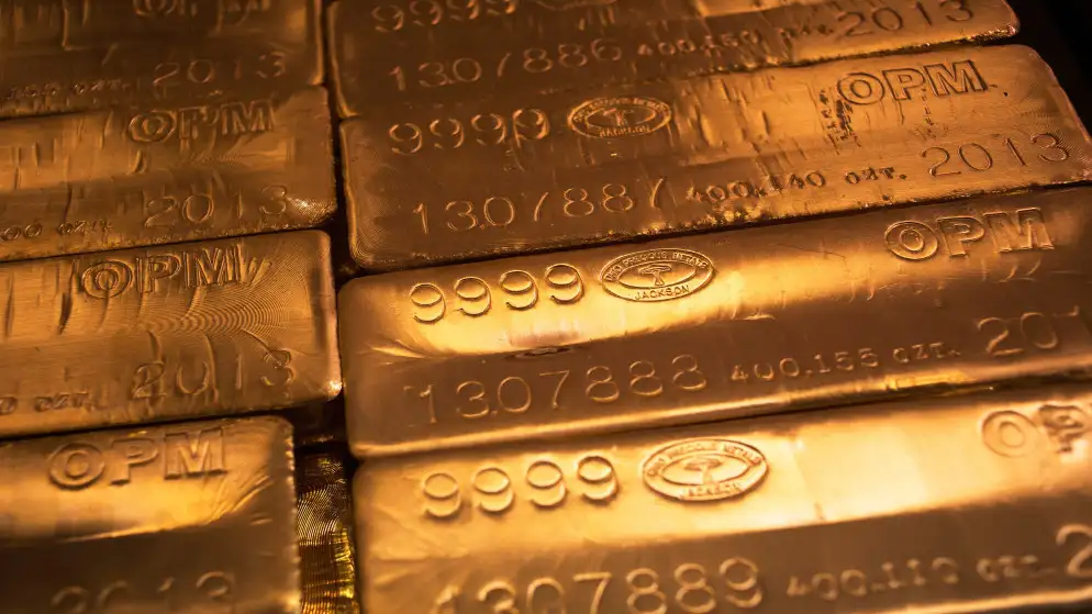 الذهب يتراجع إلى أدنى مستوى في