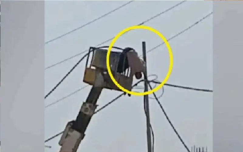 مسن يتدلى من عمود كهرباء بعد