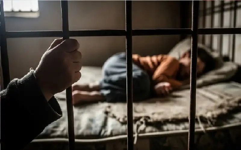 فضيحة إنسانية.. عائلة تحتجز أطفالها بالتبني