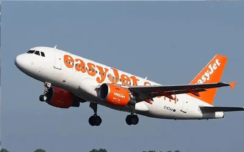 ذعر وبكاء.. لحظة جنونية لركاب طائرة