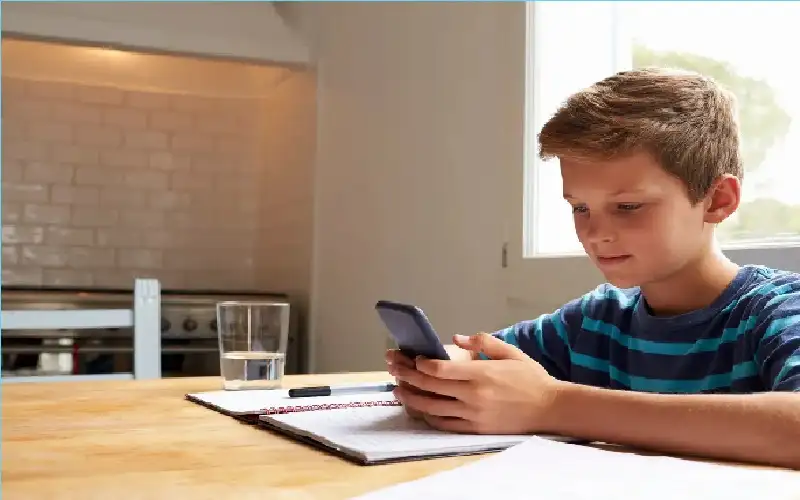 الاستخدام المبكر للهاتف المحمول يهدد الصحة