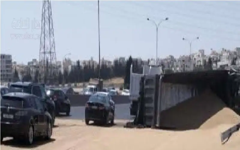 تدهور شاحنة محملة بالرمل على طريق
