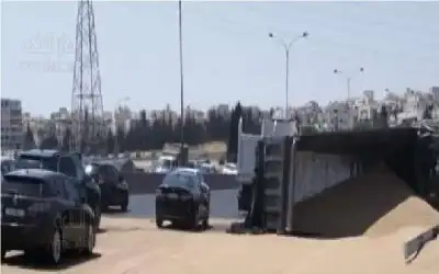تدهور شاحنة محملة بالرمل على طريق