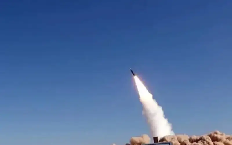 صاروخ يطلق من اليمن وصفارات الإنذار