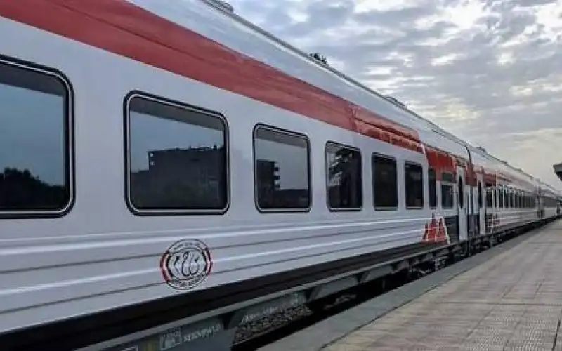 مصر .. قطار يصطدم بحاجز خرساني