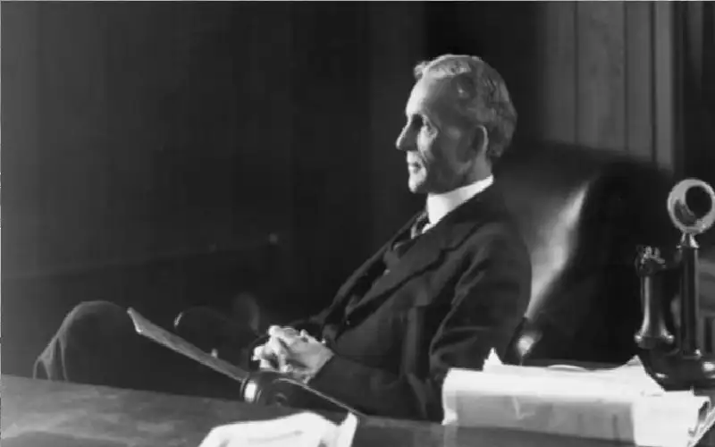 هنري فورد.. أسطورة السيارات الأمريكية الذي