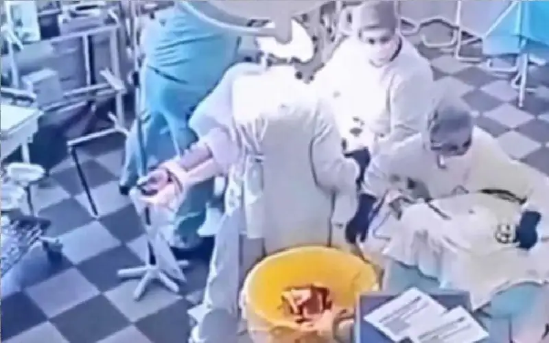 مشهد مؤثر.. أطباء كامتشاتكا يواصلون عملية