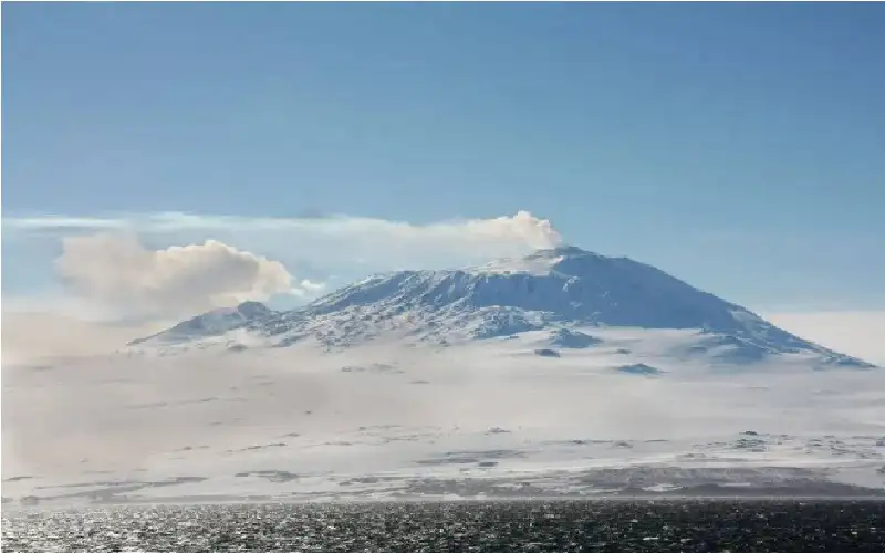 ينفث ذهبا يوميا والوصول إليه مستحيل