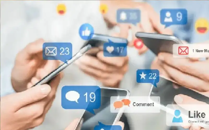 دراسة: ثلث المراهقات يثقن في التواصل