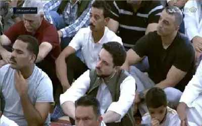ولي العهد يؤدي صلاة الجمعة في