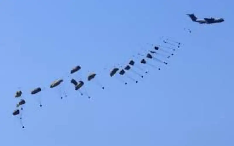 ألمانيا تبدأ إسقاط مساعدات إغاثة جوا