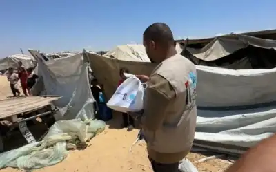 الحملة الأردنية توزع وجبات غذائية في