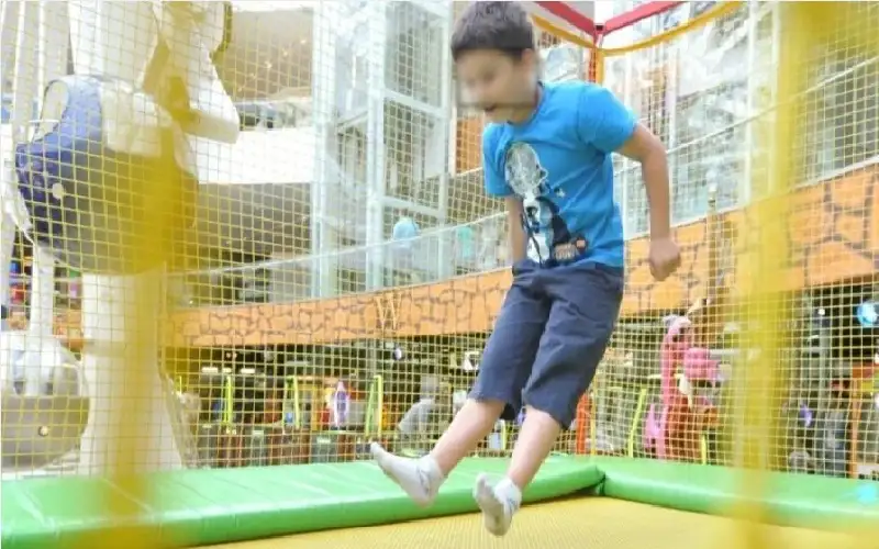 لعبة قاتلة.. حادث مروع لطفل أثناء