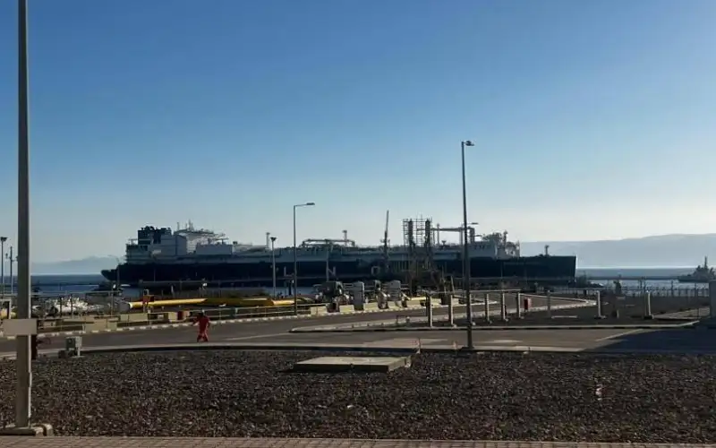 ميناء العقبة يستقبل وحدة التغييز العائمة