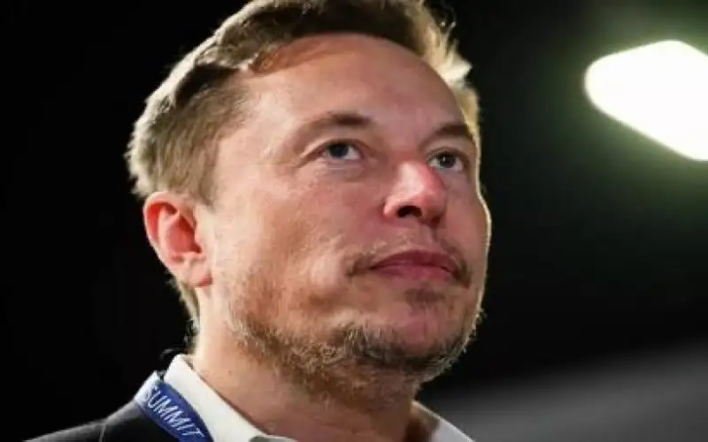 ماسك: البشر قد يصبحون شخصيات ثانوية