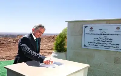 رئيس الوزراء يضع حجر الأساس لمستشفى