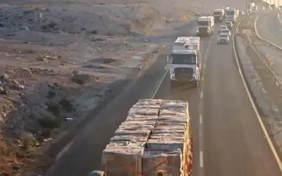 مستوطنون يعتدون على شاحنات مساعدات أردنية