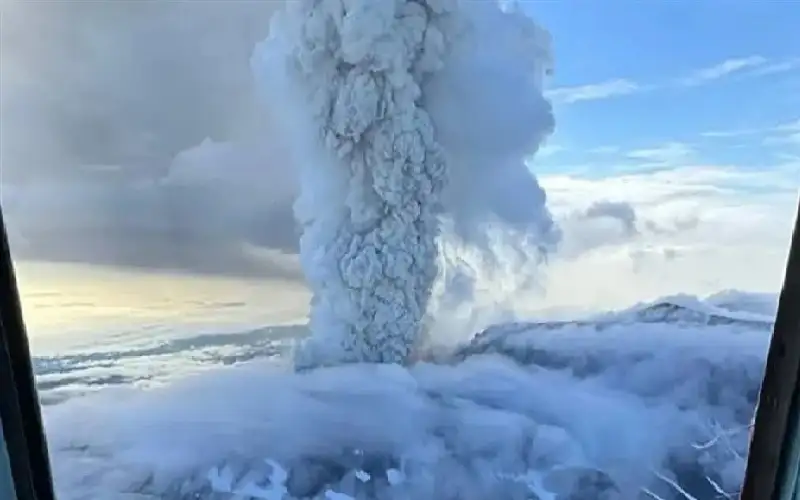 حدث نادر.. بركان روسي يثور ويقذف