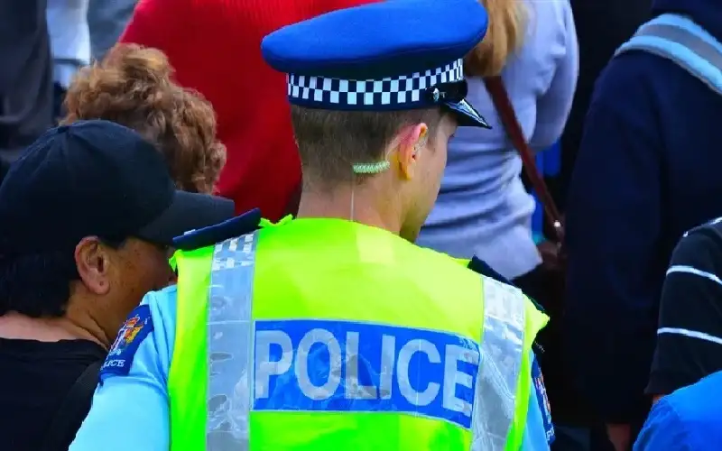 توقيف سيدة بعد العثور على طفلة