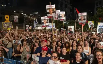 بين القصف والاحتجاج: الانقسام يتعمق في