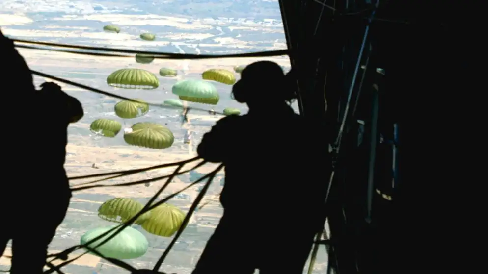 كندا تسقط مساعدات على غزة وتتهم