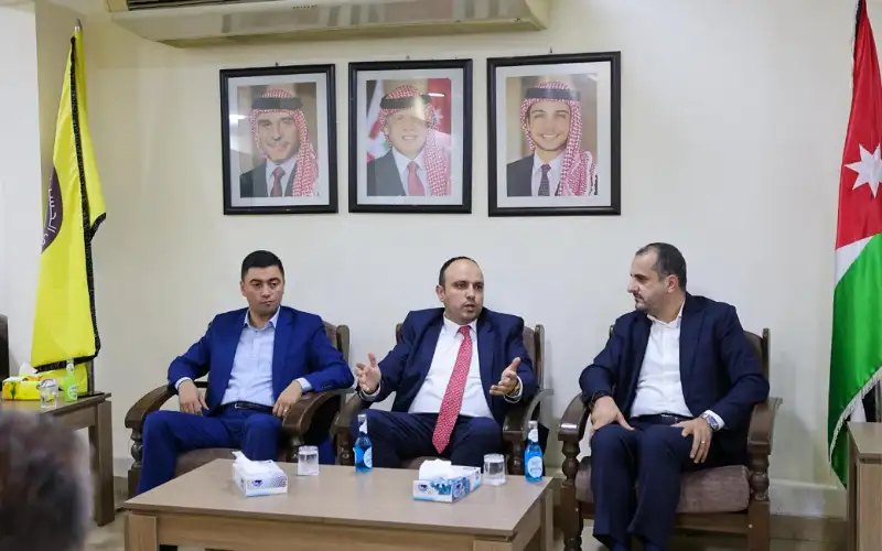 وزير الشباب يزور نادي الحسين مهنئا