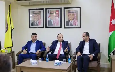 وزير الشباب يزور نادي الحسين مهنئا