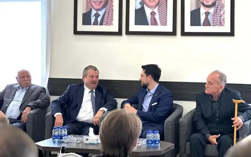 ولي العهد يعزي بوفاة شقيقة مدير