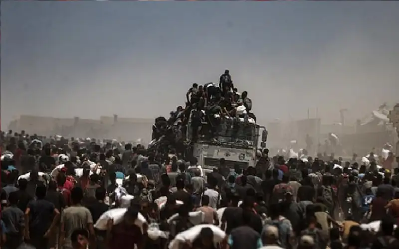 20 شهيدا في انقلاب شاحنة مساعدات